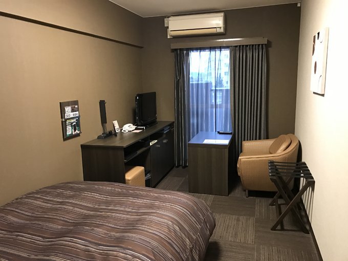 酒店房间算是日本的标准大小，190的老公十分嫌弃床小，我们倆睡确实有点挤。