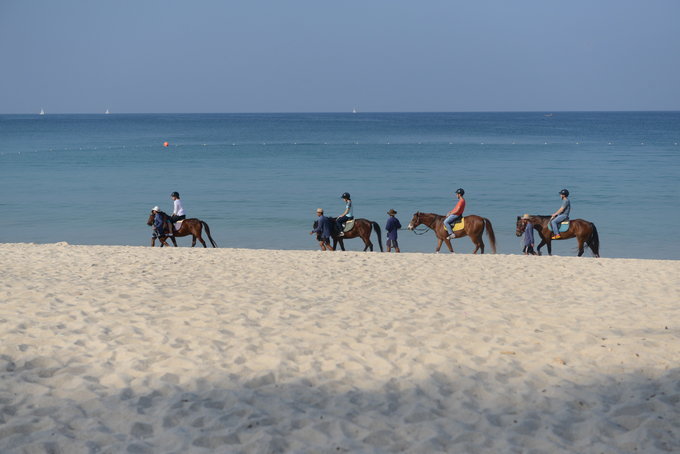 沙滩上人不多，你可以挑选喜欢的位置美美的拍照，漂亮的马队，带上件漂亮的衣服将马和大海沙滩作为背景真的不错啊。